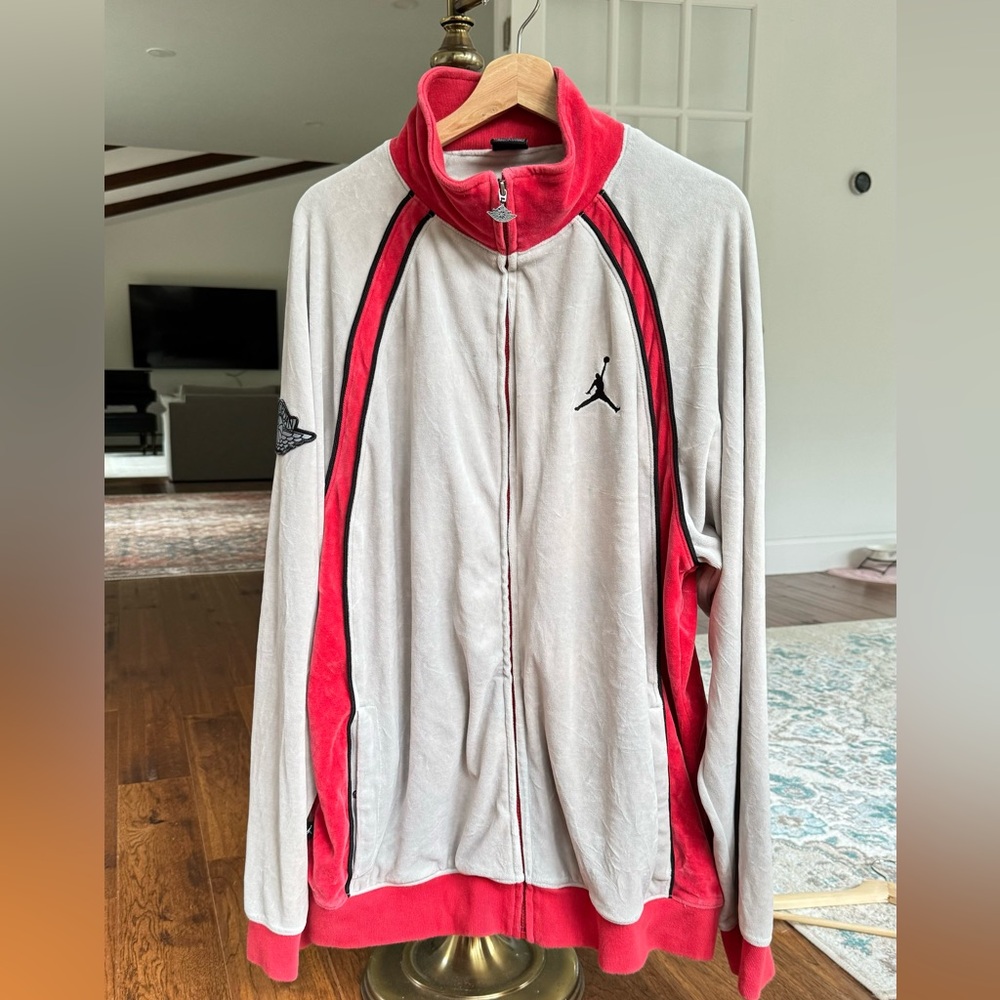 Super cool Air Jordan Velvet Vintage Warm Up Jacket Size XXL soft gray & red